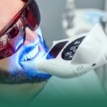 كل ما تود معرفته عن تبييض الأسنان بالليزر والفرق بينه وبين المنزلي